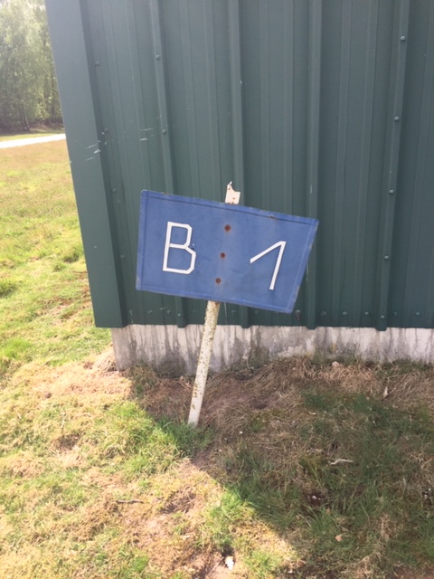 bord voor hangar met melding B1