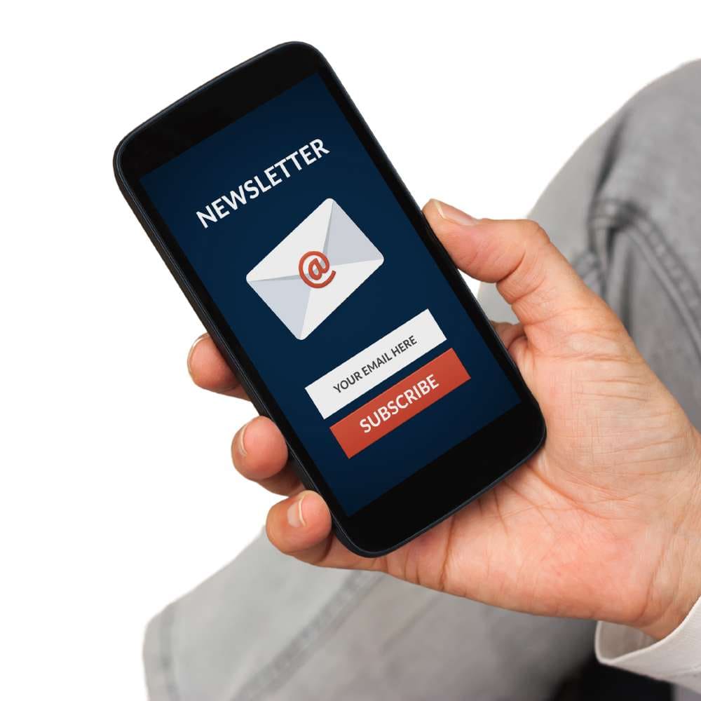 foto van mobiele telefoon met newsletter icoon op scherm